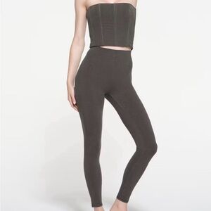 SKIMS NWT High Waisted Outdoor Legging Washed Onyx XS